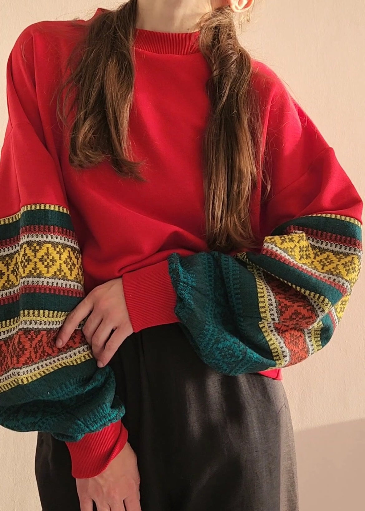 Black sweatshirt with sleeves "Louvre"