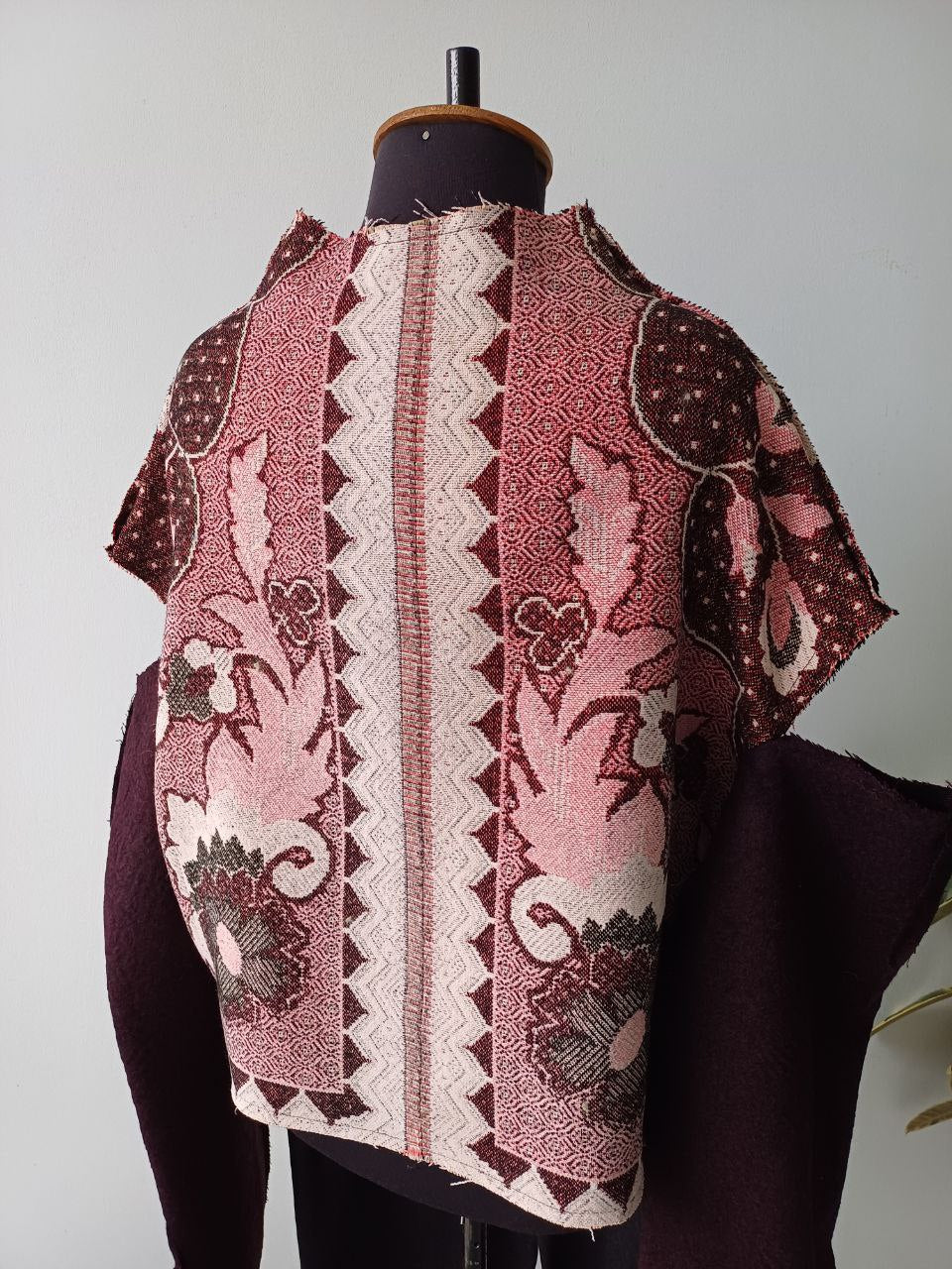 Off-shoulder sweater in burgundy wool and vintage jacquard monogram