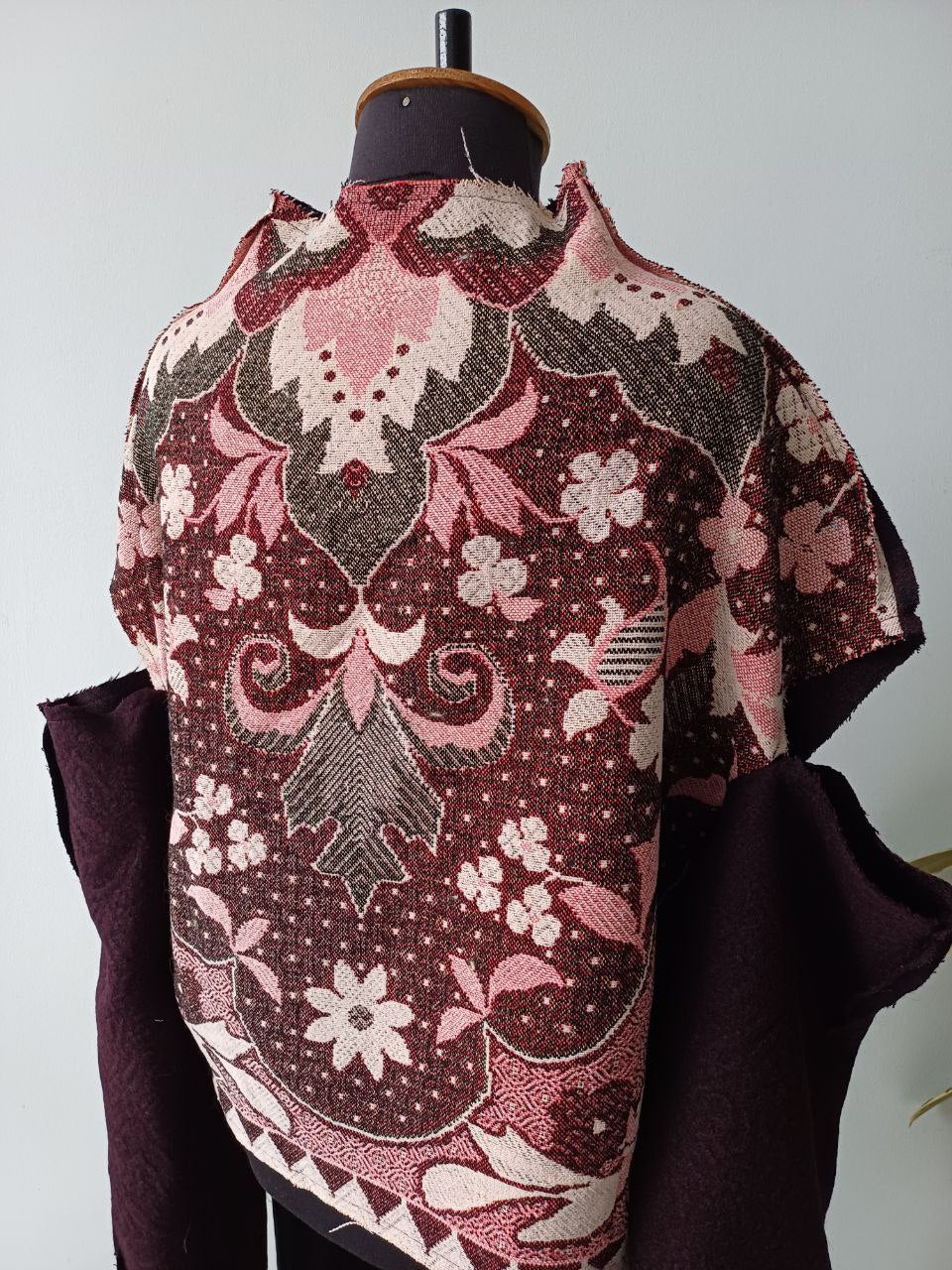 Off-shoulder sweater in burgundy wool and vintage jacquard monogram