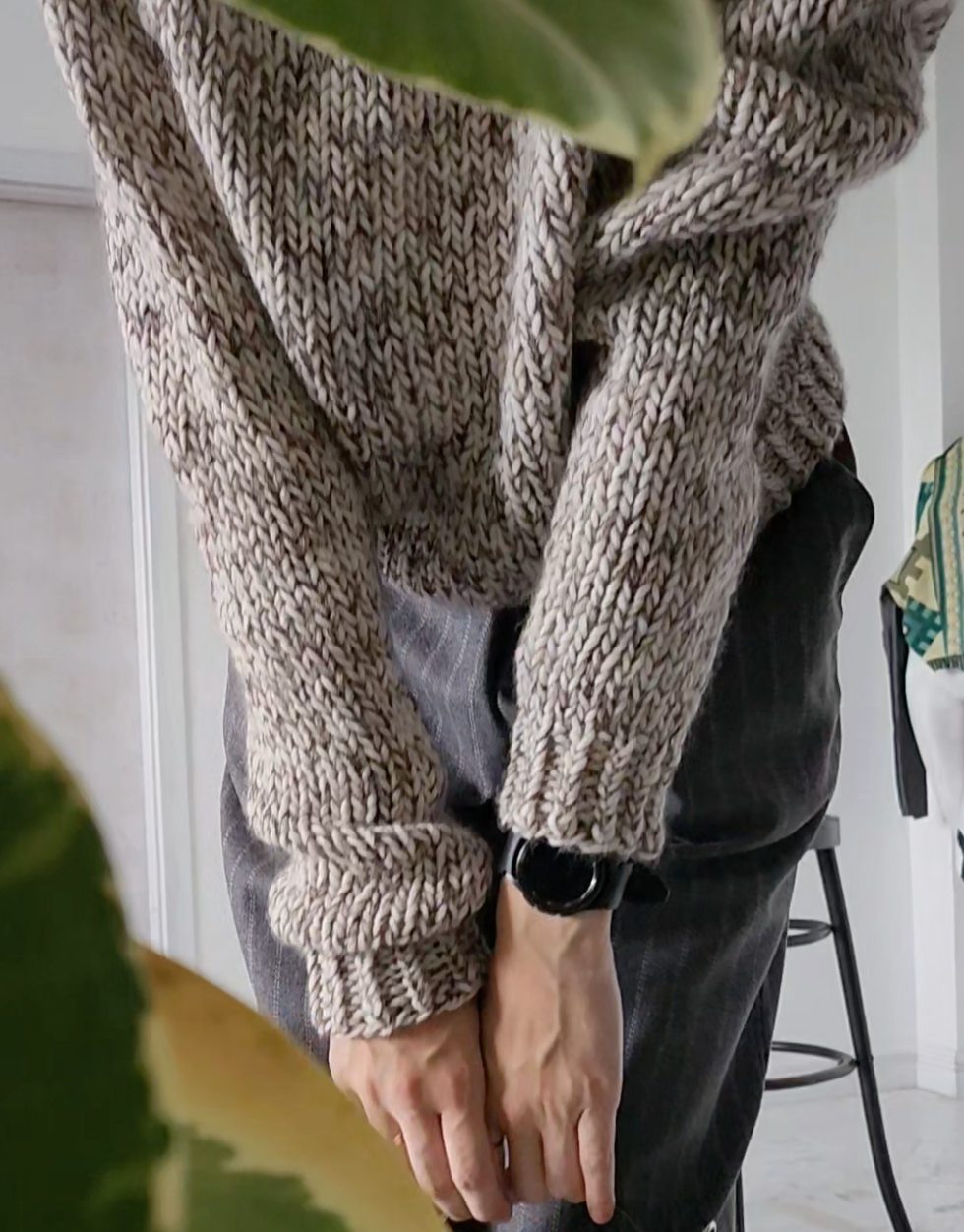 Short light melange woolen sweater