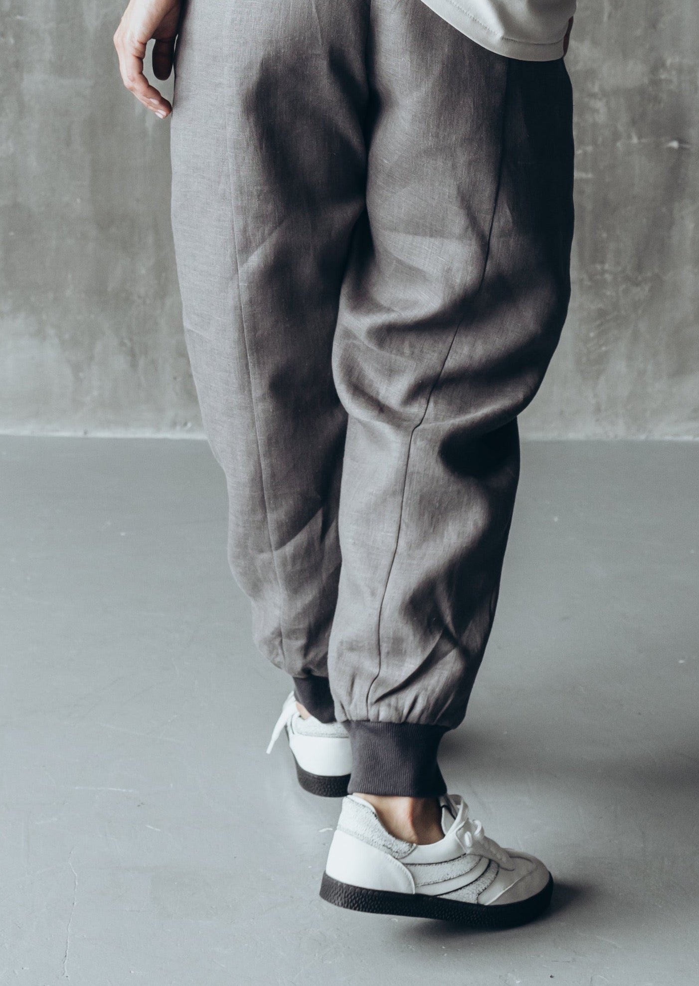 Linen joggers with knitted cuffs