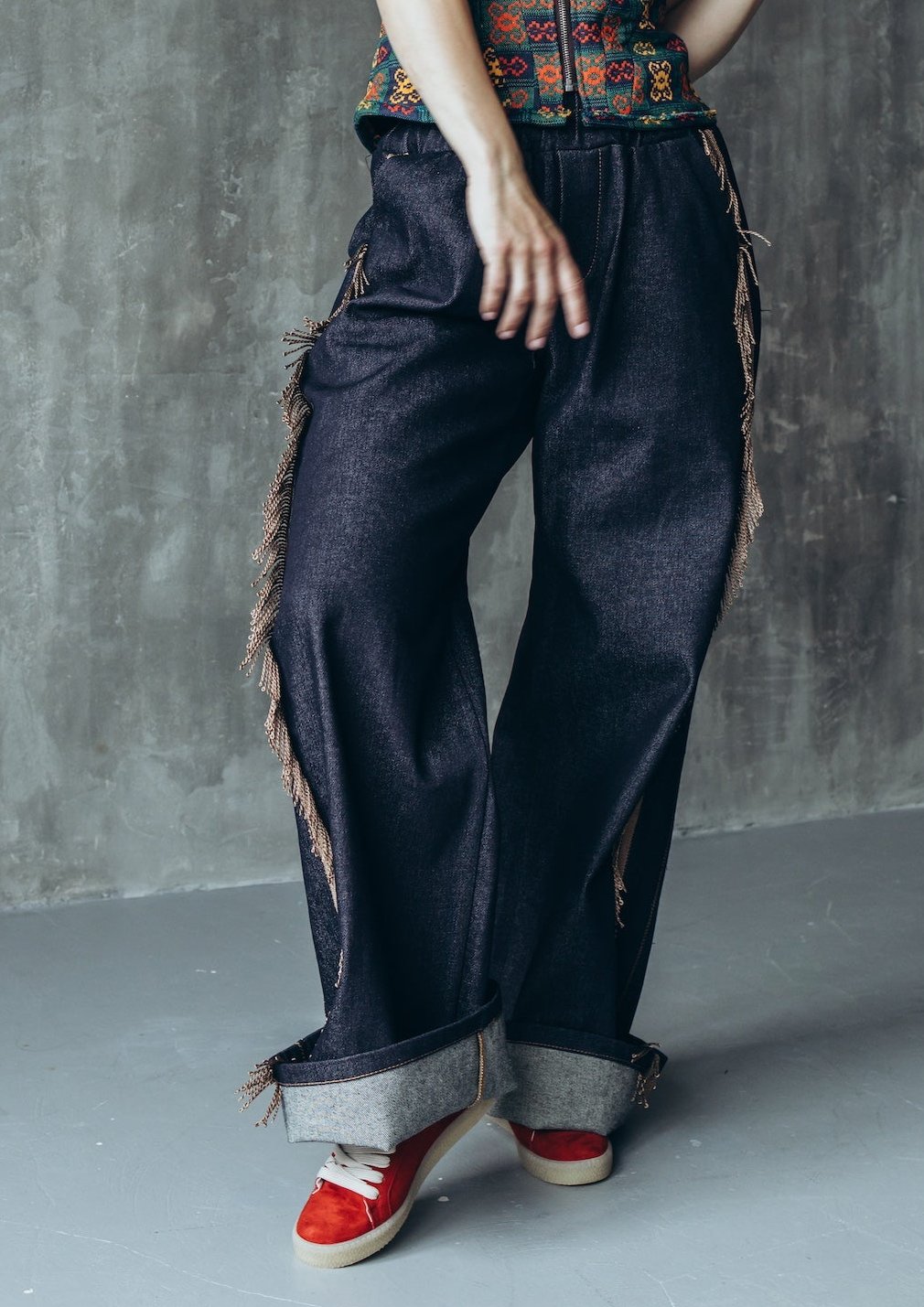 Wide, tight jeans with stripes and fringe
