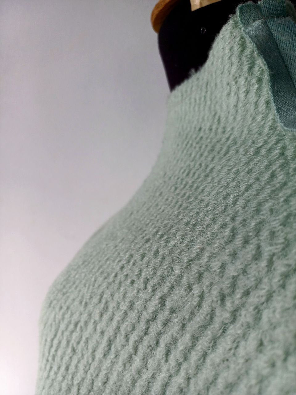 Sweater open shoulders textured wool, mint