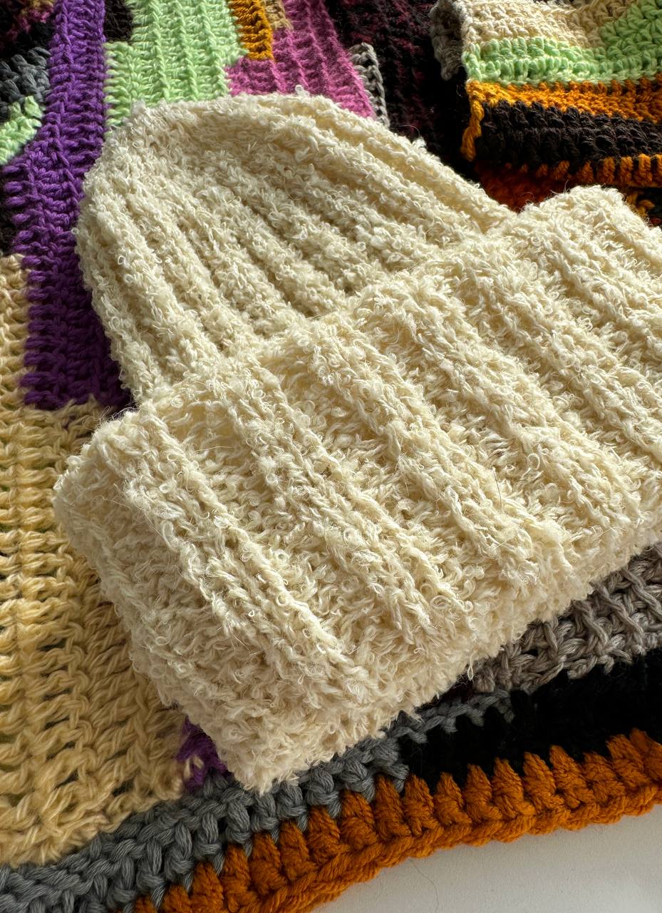 A bouclé wool hat with a lapel