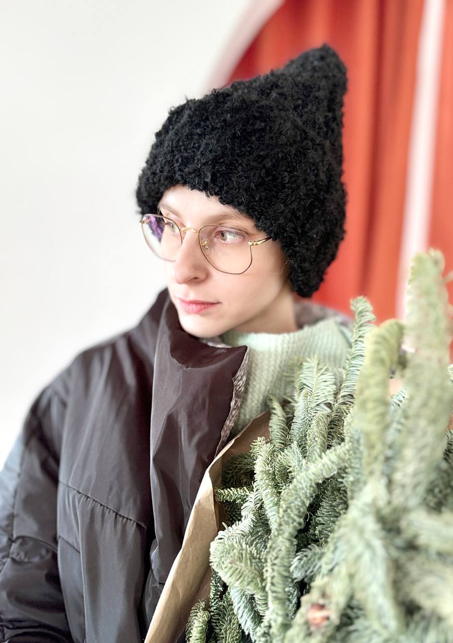 A bouclé wool hat with a lapel