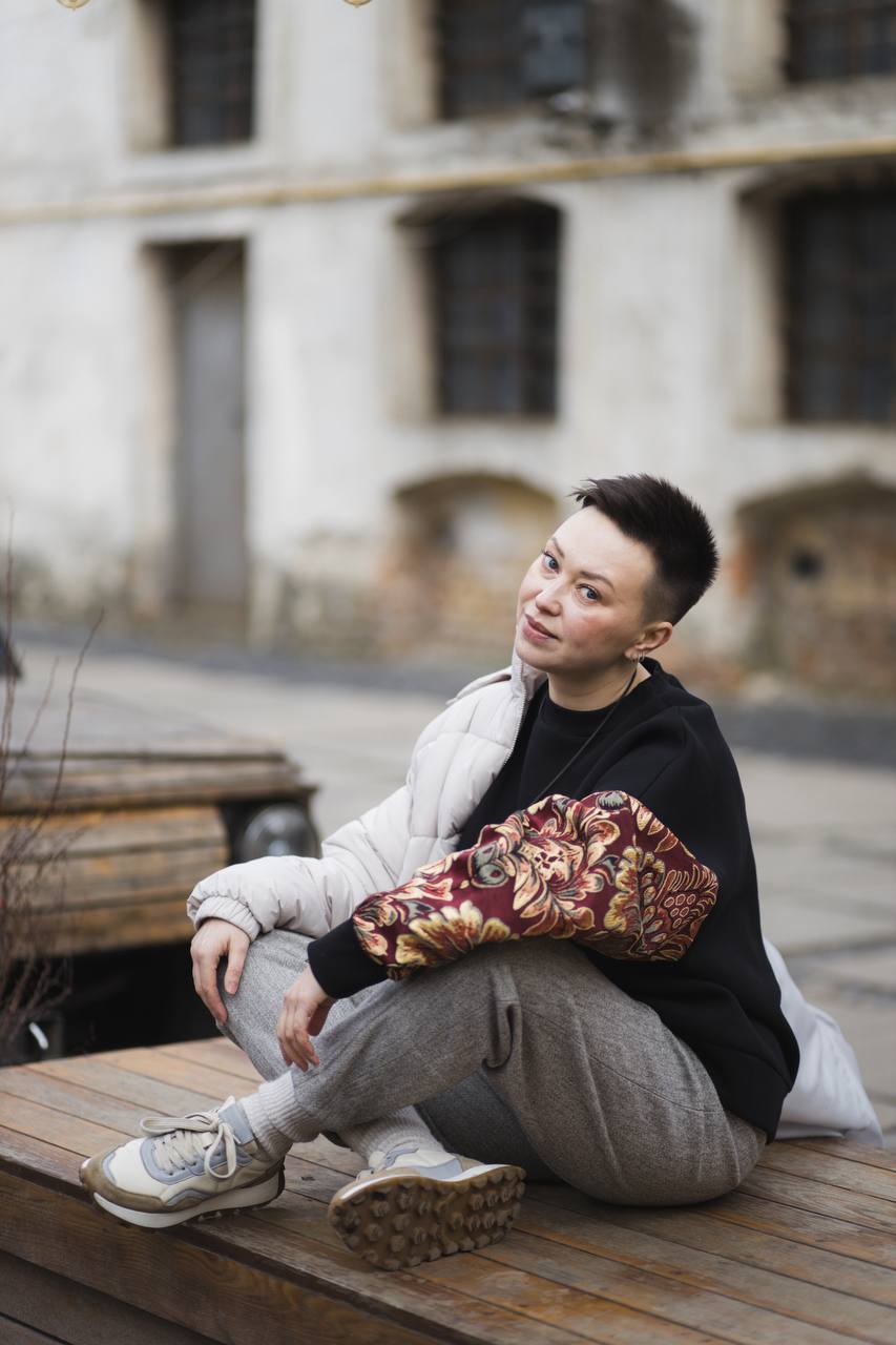 Black sweatshirt with sleeves "Louvre"