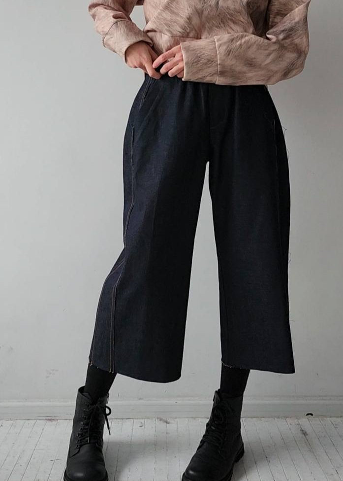 Wide, tight jeans with stripes and fringe