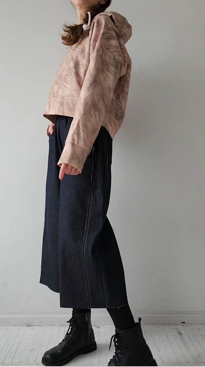 Wide, tight jeans with stripes and fringe