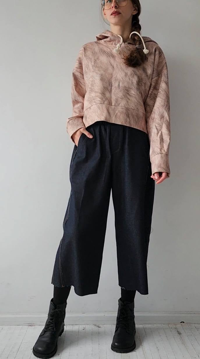 Wide, tight jeans with stripes and fringe