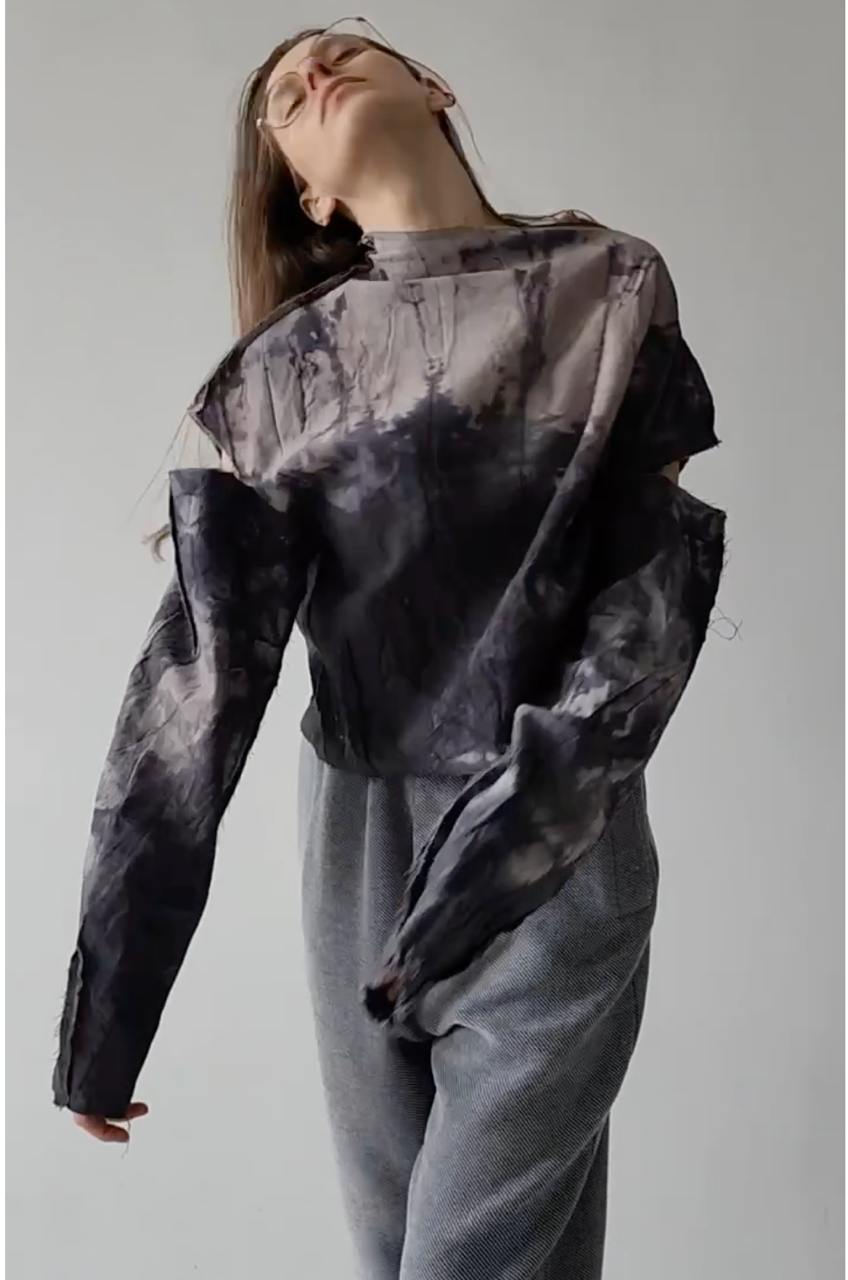 Hand-dyed shirt with a vintage back