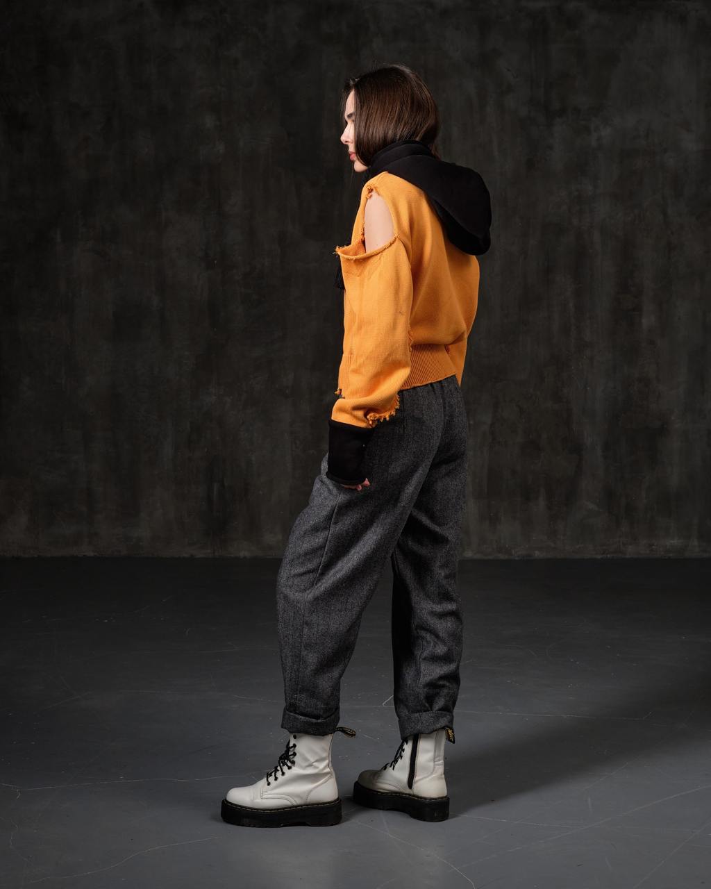 Black cotton sweater with open shoulders