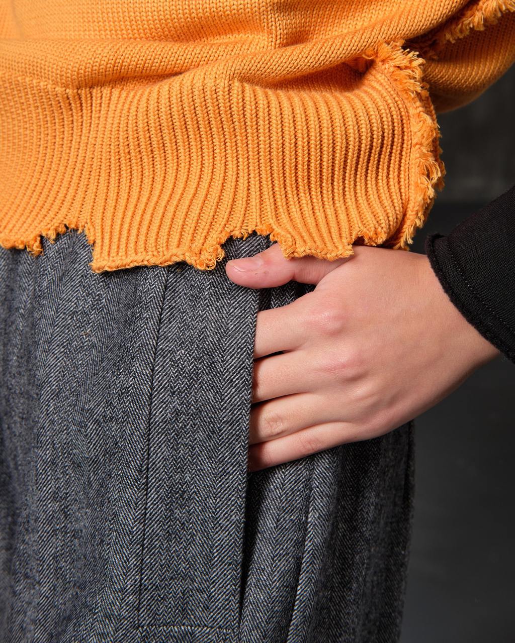 Black cotton sweater with open shoulders