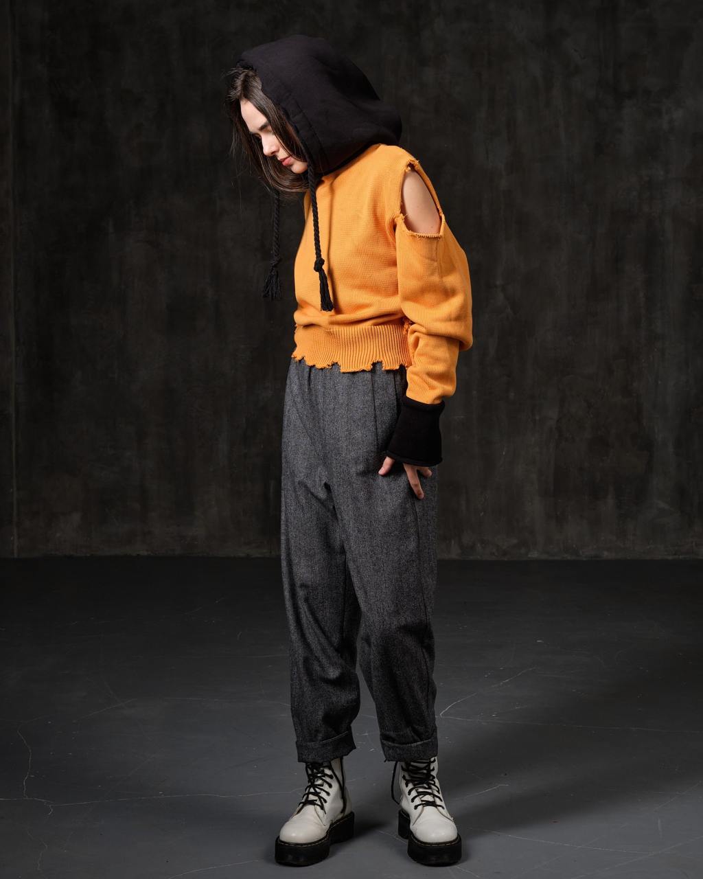 Black cotton sweater with open shoulders