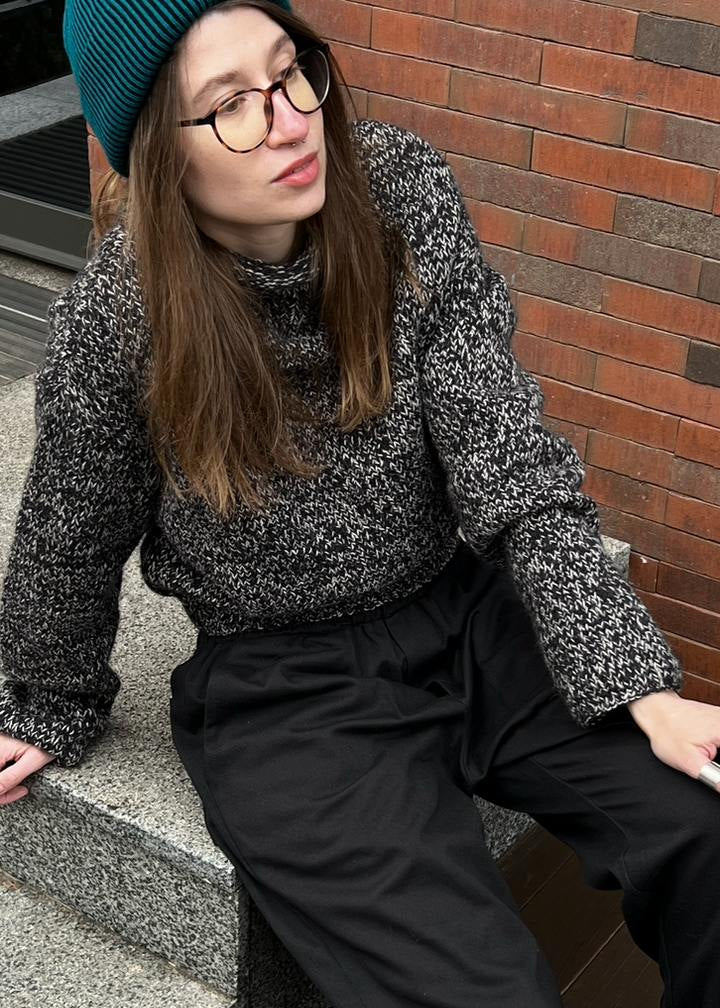 Black and gray mélange cropped woolen sweater
