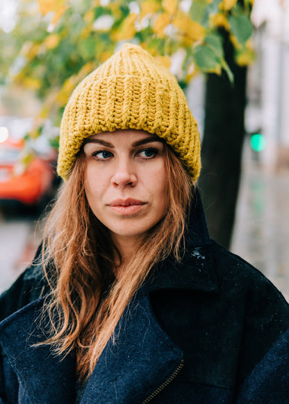 Half-wool cap with a yellow flap