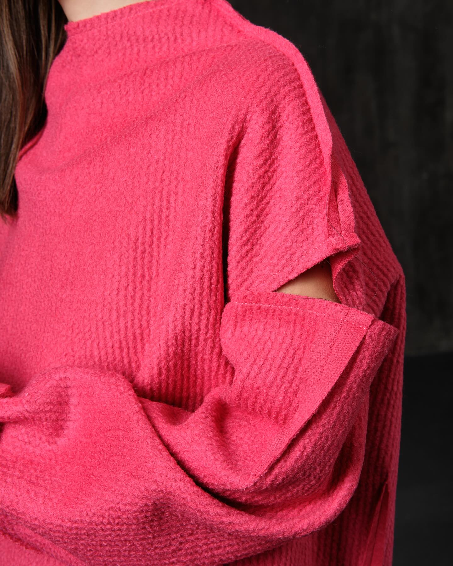 Sweater with open shoulders, textured wool, fuchsia