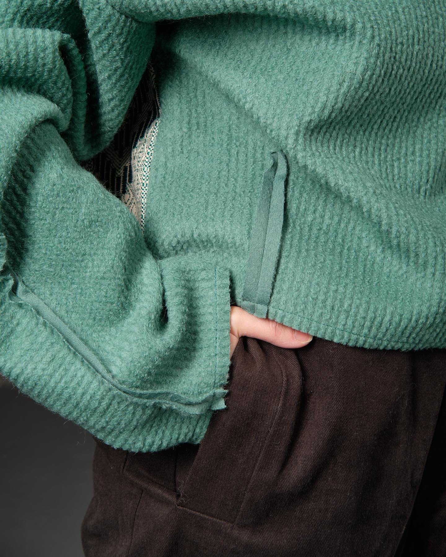 Sweater open shoulders green and ethnic rhombuses