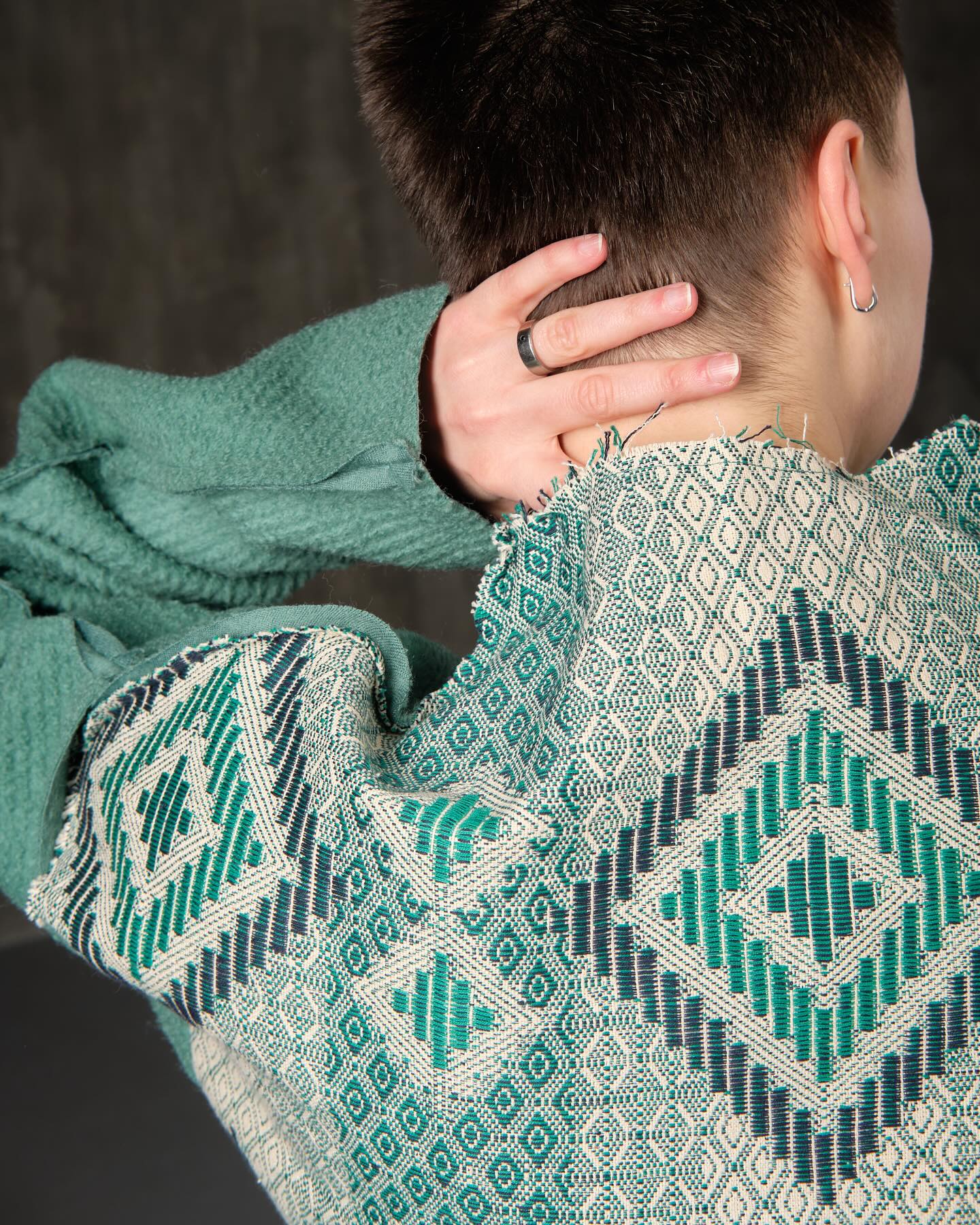 Sweater open shoulders green and ethnic rhombuses