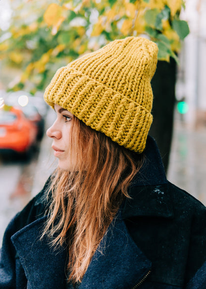 Half-wool cap with a yellow flap