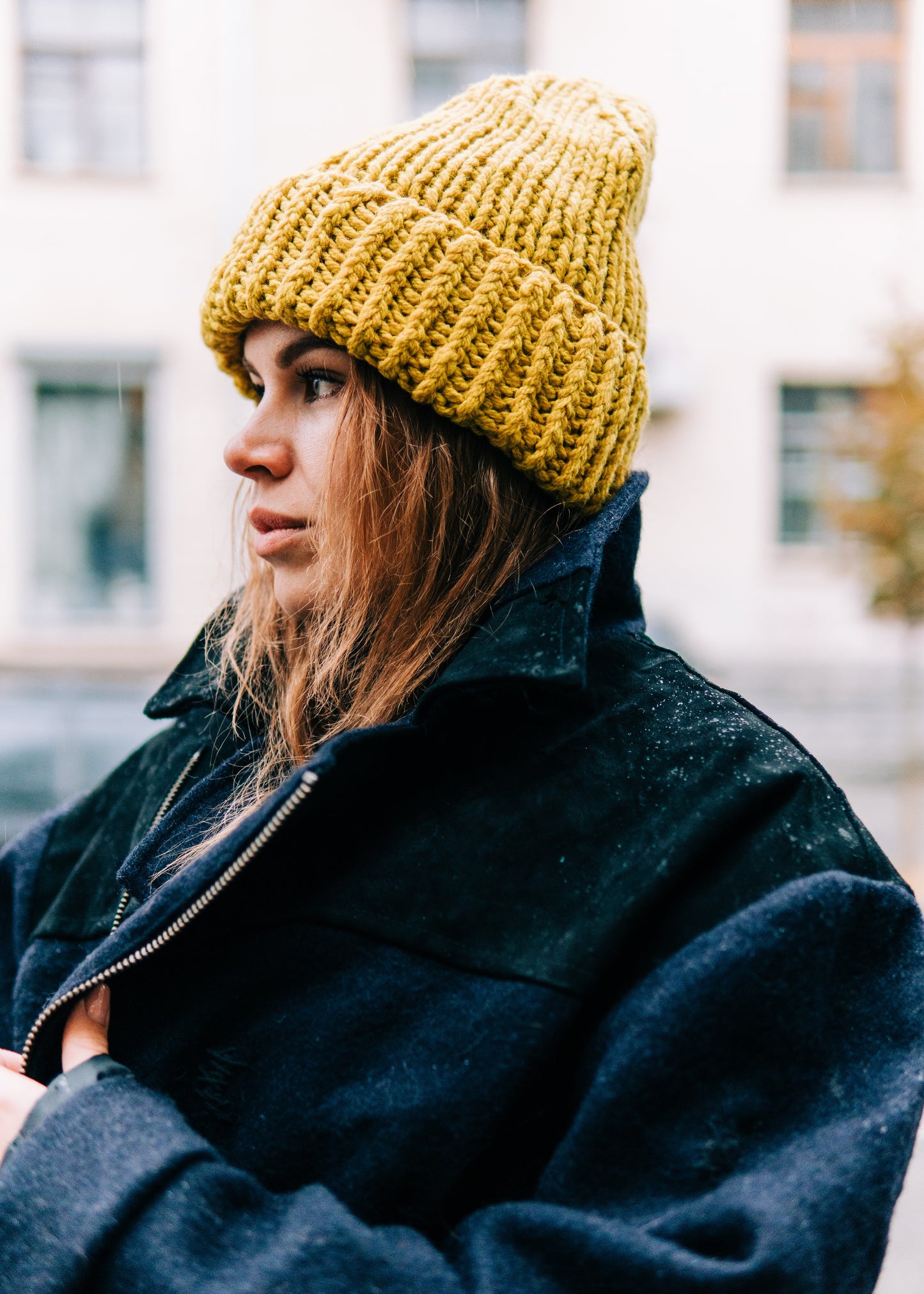 Half-wool cap with a yellow flap