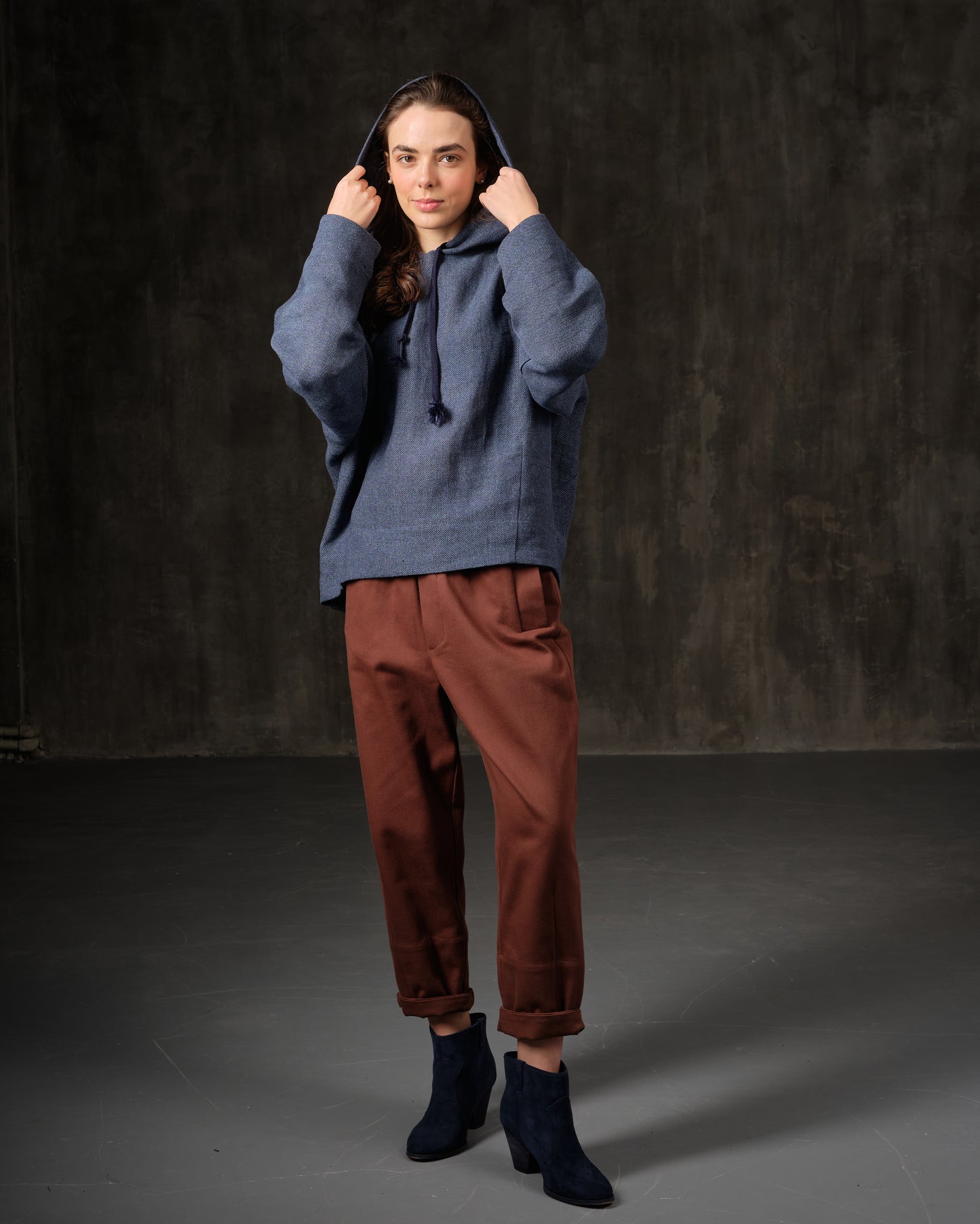 High-rise cotton black color pants cinnamon color