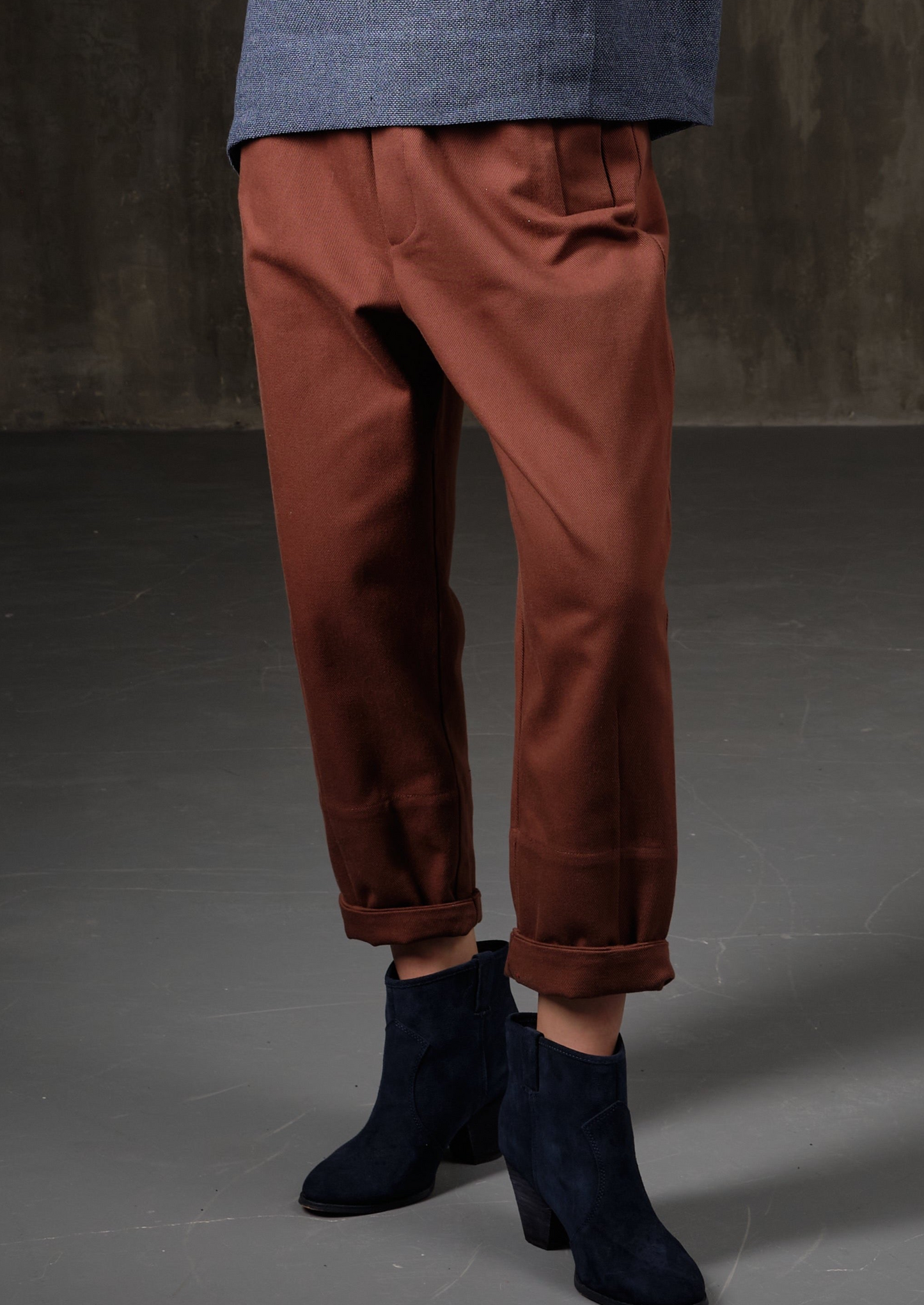 High-rise cotton black color pants cinnamon color