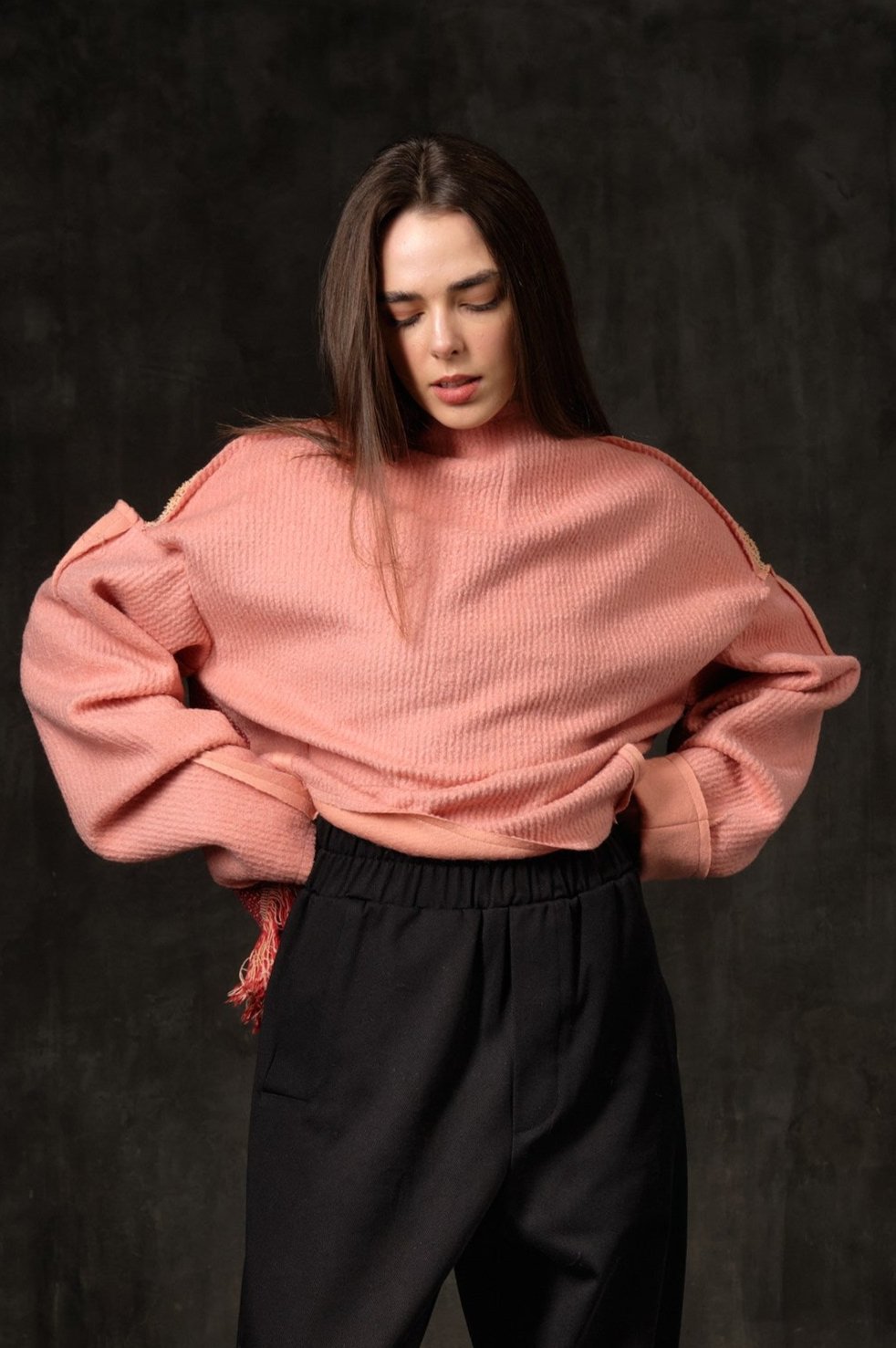 Sweater open shoulders textured wool, flamingo