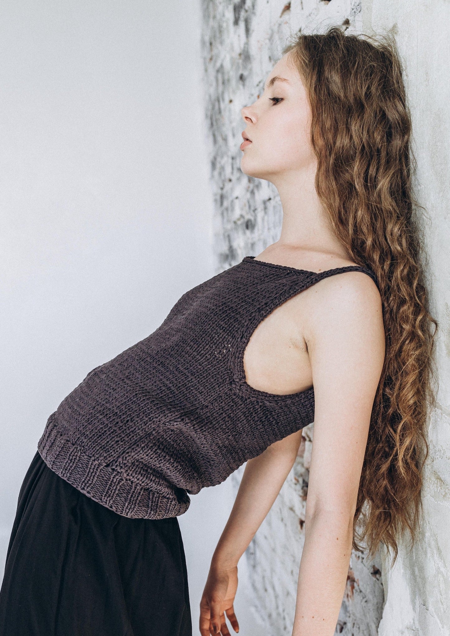 The gray T-shirt is knitted from cotton