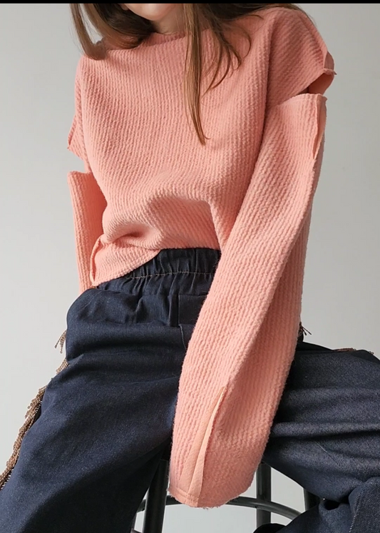Sweater open shoulders textured wool, flamingo