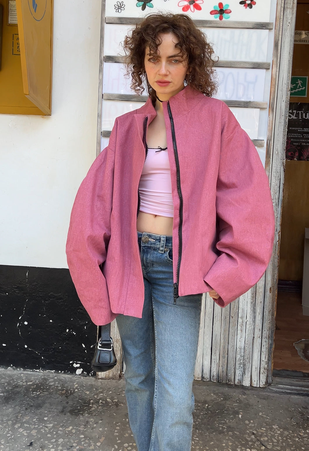 Рожевий бомбер з деніму  oversize з мандалою