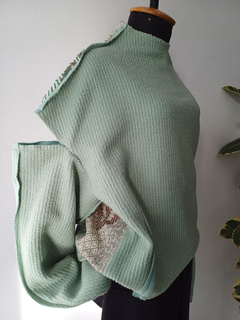 Sweater open shoulders green and ethnic rhombuses