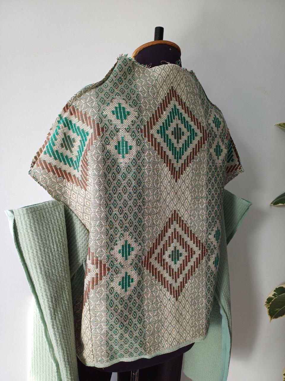 Sweater open shoulders green and ethnic rhombuses