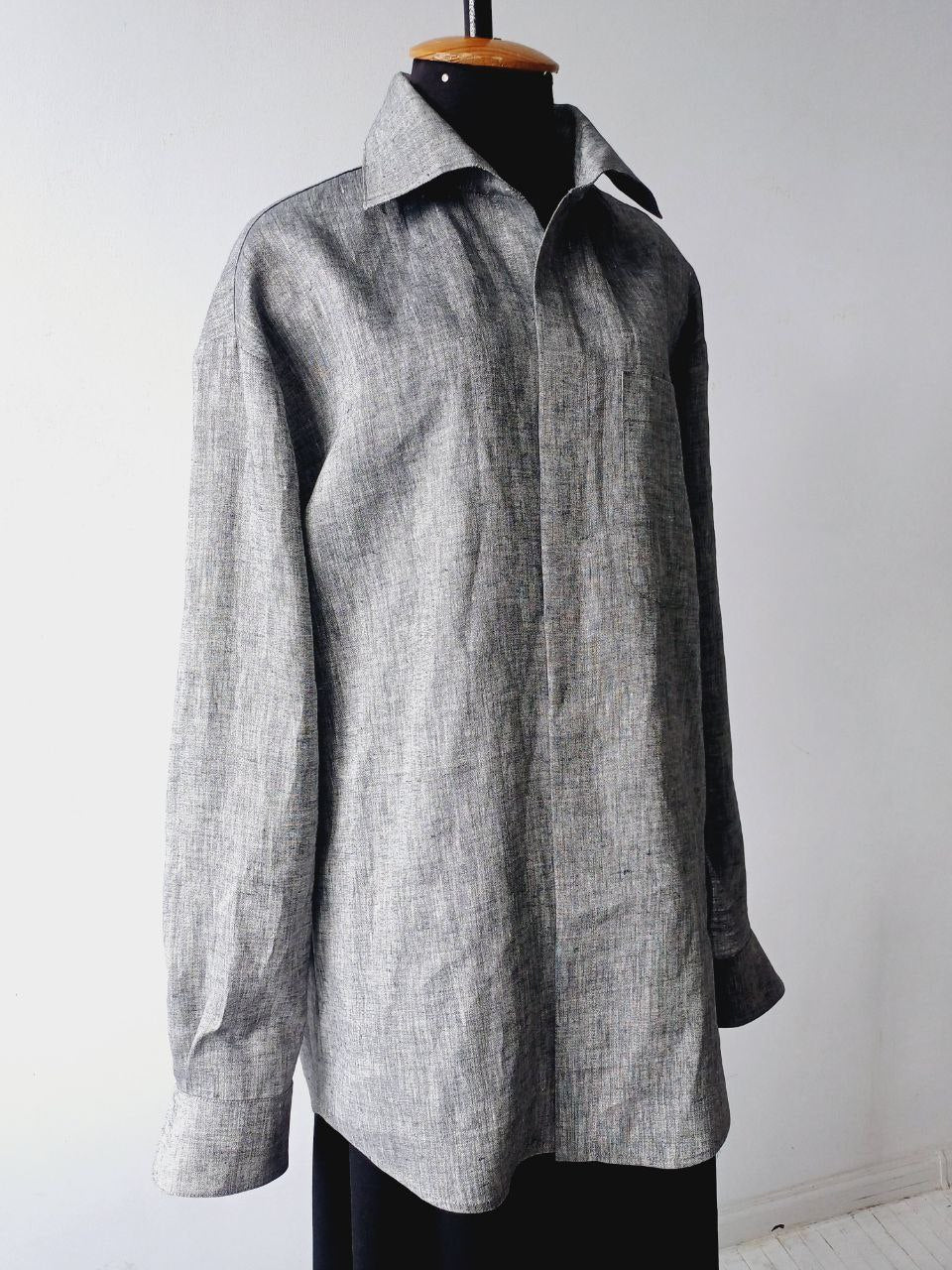 Men's linen shirt with buttons