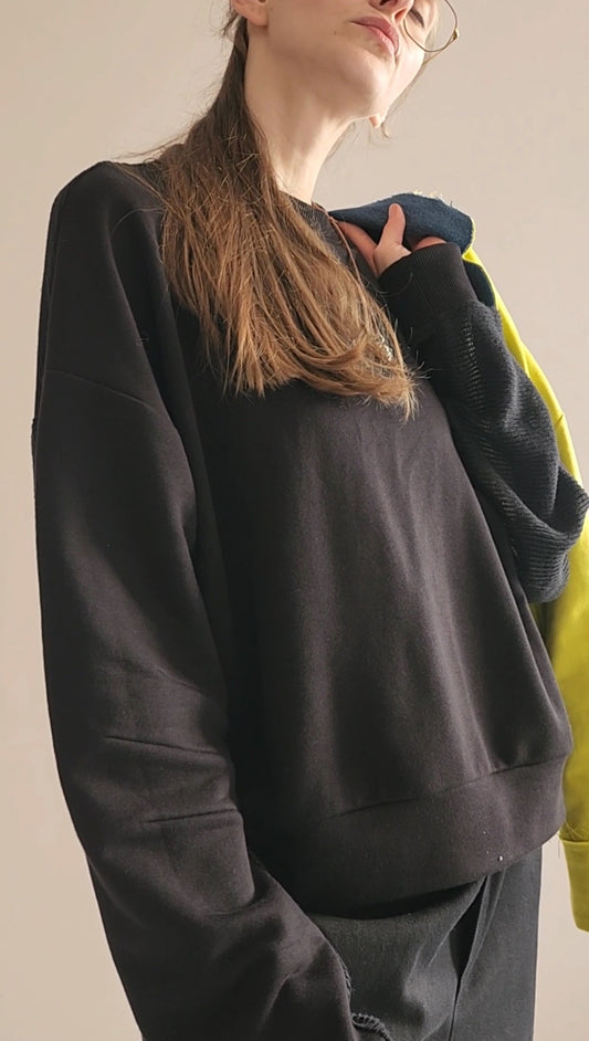 Black sweatshirt with sleeves "Louvre"