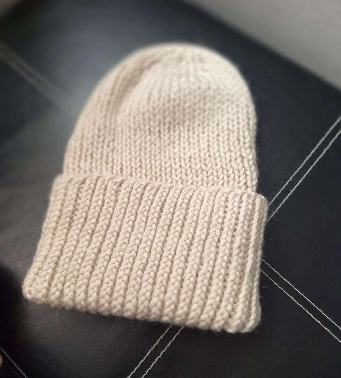 A bouclé wool hat with a lapel