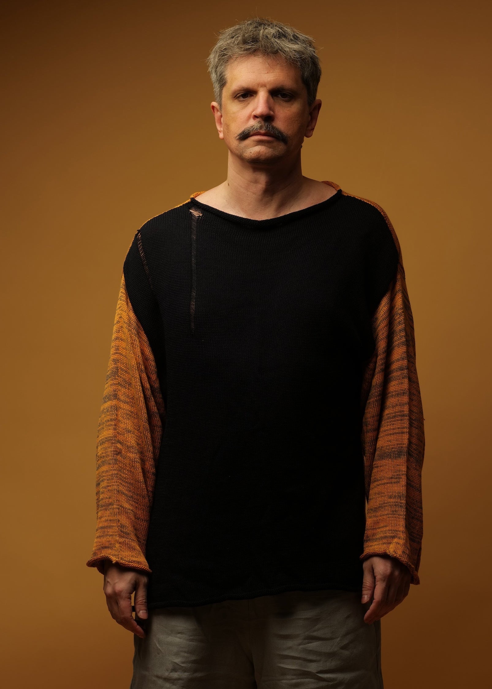 синій чоловічий светр